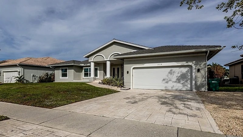 Enjoy this lovely updated 4-bedroom, 2.5-bath waterfront home 2.5 miles from... in Marco Island, Florida, United States — photo 4
