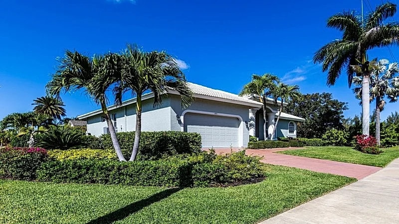 Luxury 4BR, 2BA home w/ private pool & Spa. Great location to Tigertail Bch... in Marco Island, Florida, United States — photo 2