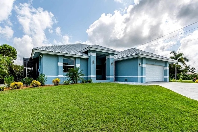 Immaculate Beach House, Water-View-Canal, Private-Heated Pool,... in Marco Island, Florida, United States — photo 2