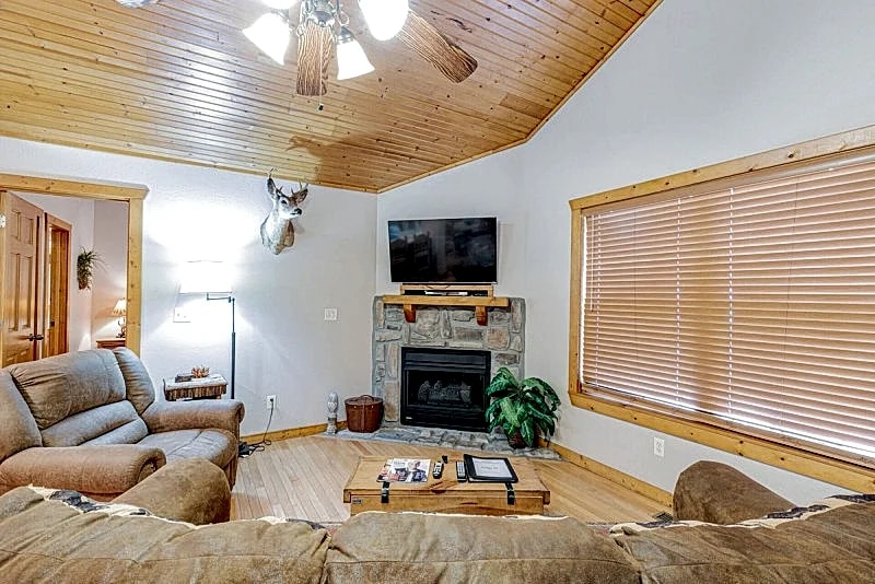 L093, 2Br Cabin, Pets, Near Pool, SEE DESC. for SUMMER SPECIAL in Reeds Spring, Missouri, United States — photo 4