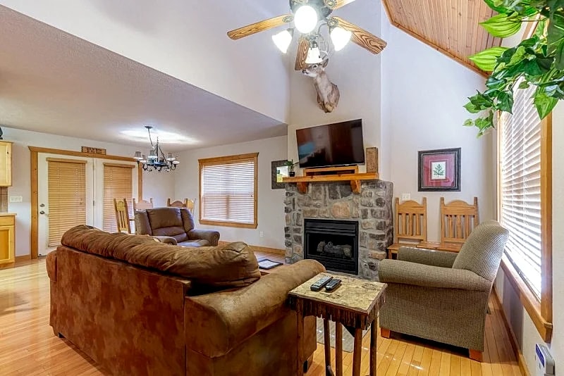 L078B, "Woodland Romance" 1Br Cabin, Pets, Secluded,SEE DESC. for SUMMER SPECIAL in Branson West, Missouri, United States — photo 4