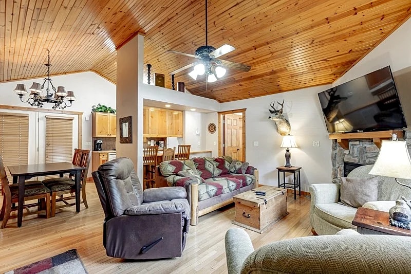 L072 Too Much Fun 2-Br Lakefront Cabin in Branson West, Missouri, United States — photo 5