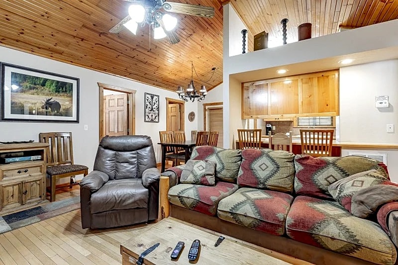L072 Too Much Fun 2-Br Lakefront Cabin in Branson West, Missouri, United States — photo 4