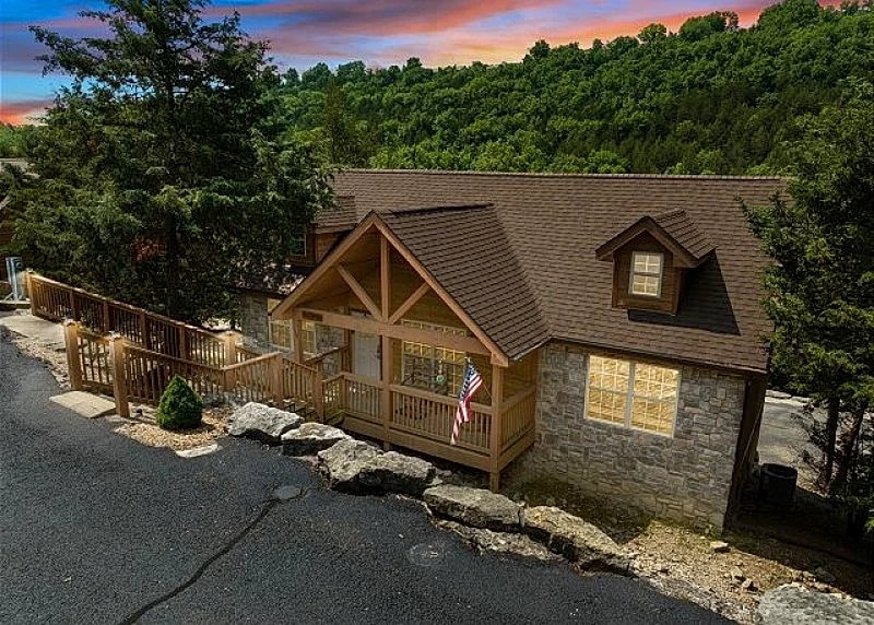 Stunning 2 bed, 2 bath lodge located at Stonebridge Resort! Close to Branson!