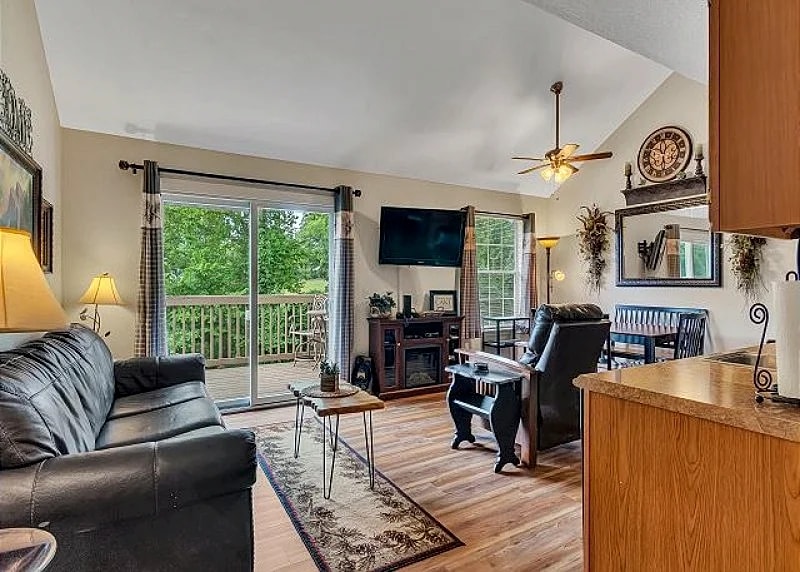 Pet Friendly! Tuscany on-Taneycomo- 2 bed/2 bath condo on Lake Taneycomo in Branson, Missouri, United States — photo 2