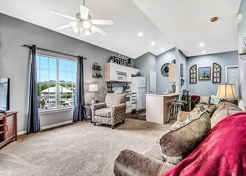 Preferable Location Near Downtown Branson! Tons of Amenities! Come Hideaway! in Branson, Missouri, United States — photo 4