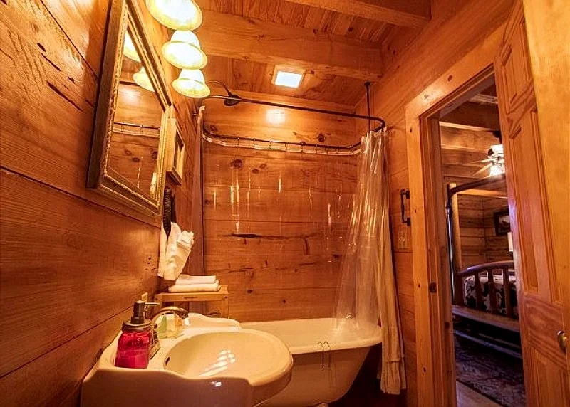 Escape To This Rustic Log Cabin, For The Perfect Ozark Mountain Getaway! in Branson, Missouri, United States — photo 5