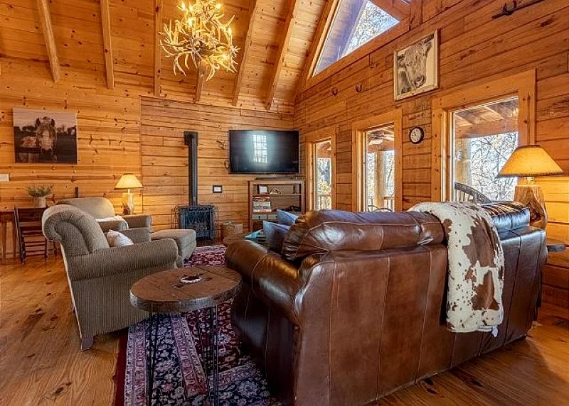 Escape To This Rustic Log Cabin, For The Perfect Ozark Mountain Getaway! in Branson, Missouri, United States — photo 1