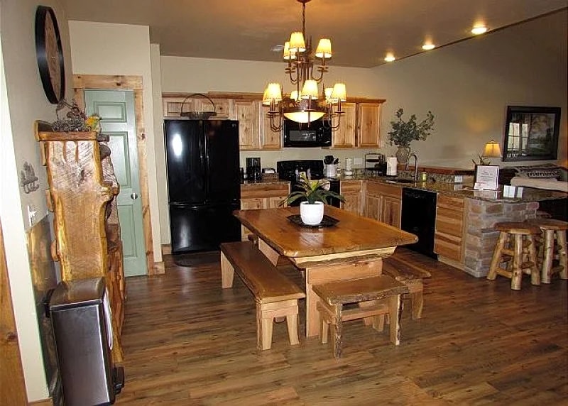 3 BR, 2 Bath Lodge Cabin on Table Rock Lake with Dock Access