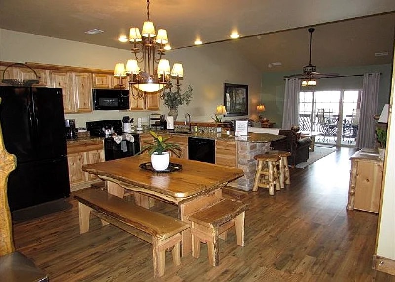 *3 BR, 2 Bath Lodge Cabin on Table Rock Lake with Dock Access