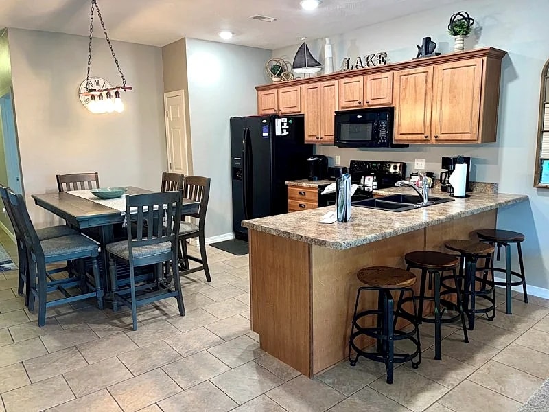 Upper Level Condo 3BR, 2BA on Table Rock Lake, Dock Access & Fireplace in Hollister, Missouri, United States — photo 3