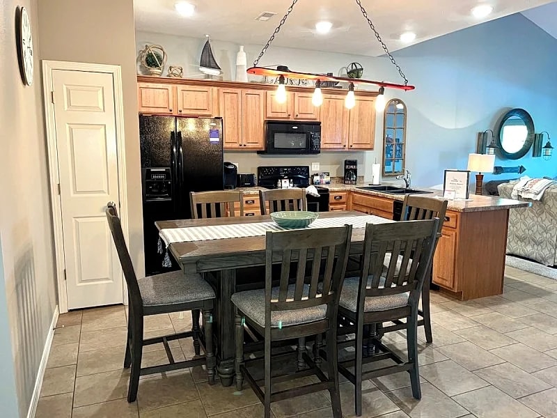 Upper Level Condo 3BR, 2BA on Table Rock Lake, Dock Access & Fireplace in Hollister, Missouri, United States — photo 2