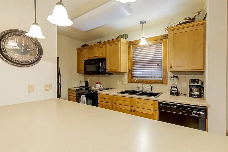 Family-Friendly 2BR Lodge in Stonebridge Golf Resort, Pools, Sports Courts in Reeds Spring, Missouri, United States — photo 5