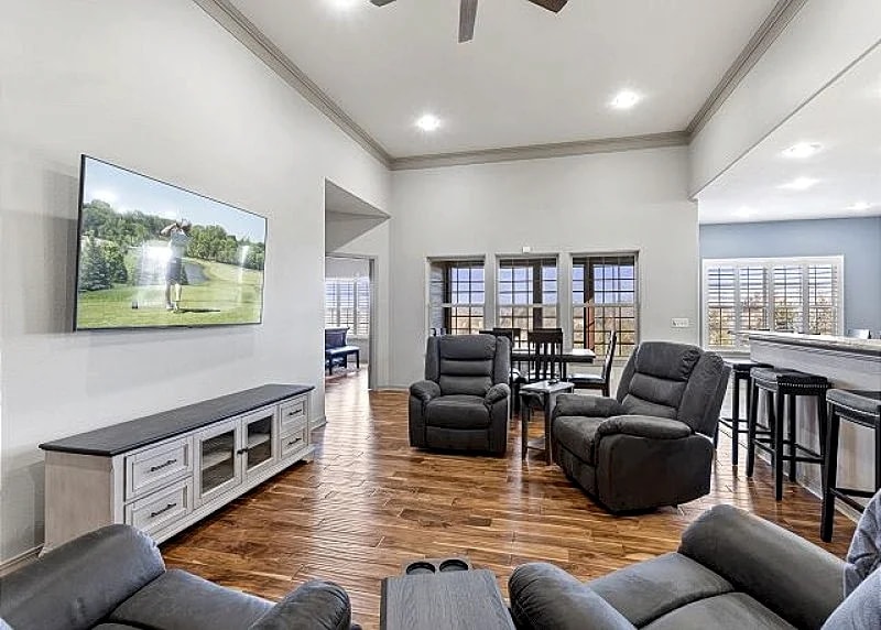 Sunrise Chalet: Luxury 6-Bedroom Villa with Scenic Views at Stonebridge Golf Resort