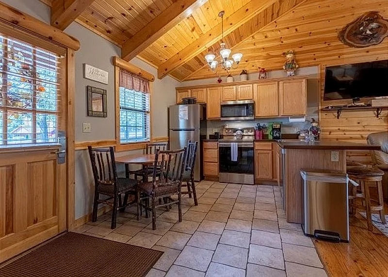 Ozarks Oasis: Warm and Inviting Cabin near an Outdoor Swimming Pool in Branson View! in Branson, Missouri, United States — photo 2