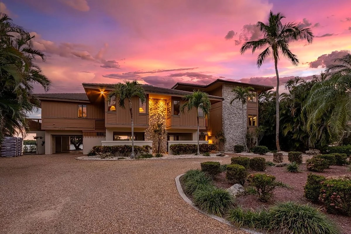 Stunning Waterfront Villa- private tropical paradise! in Marco Island, Florida, United States — photo 2