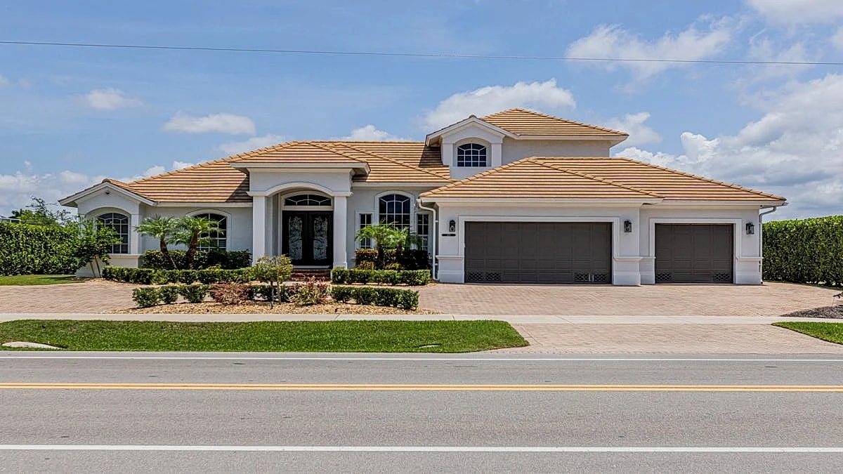 4/3.5 Home with beautiful Direct Waterfront access