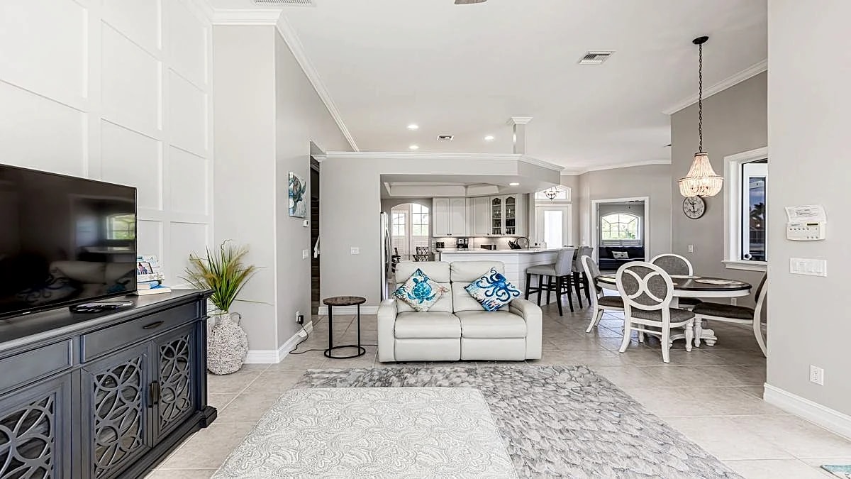 4/3.5 Home with beautiful Direct Waterfront access in Marco Island, Florida, United States — photo 5