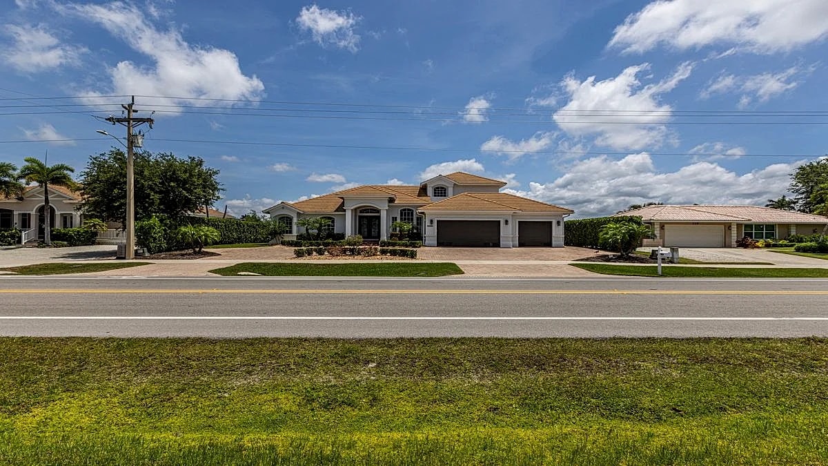 4/3.5 Home with beautiful Direct Waterfront access in Marco Island, Florida, United States — photo 2