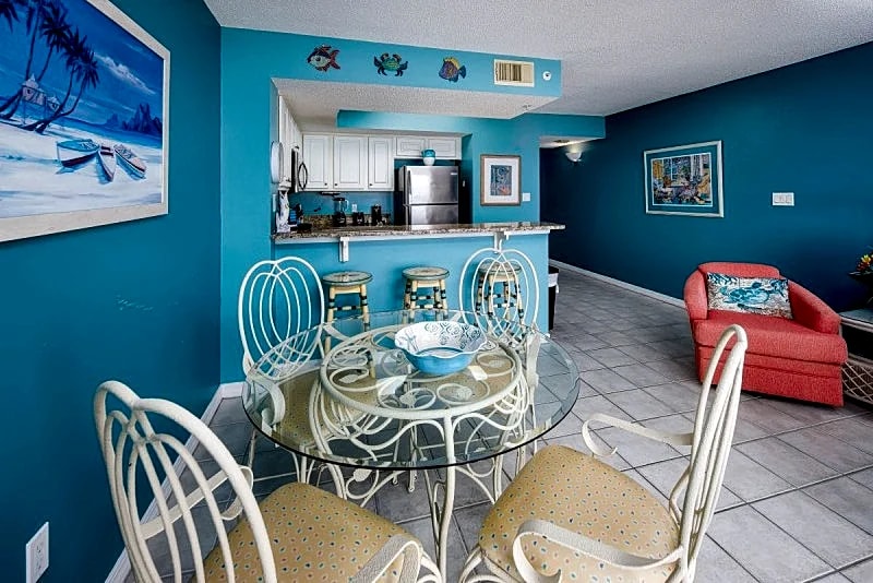 Gulf Dunes 205: Lively, fun-filled Gulf Front condo with beach service, golf in Fort Walton Beach, Florida, United States — photo 5
