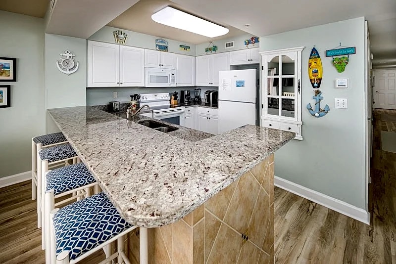 Pelican Isle 218: Rare End Unit~Wrap-Around Balcony~2 King Beds+Bunks! in Fort Walton Beach, Florida, United States — photo 5