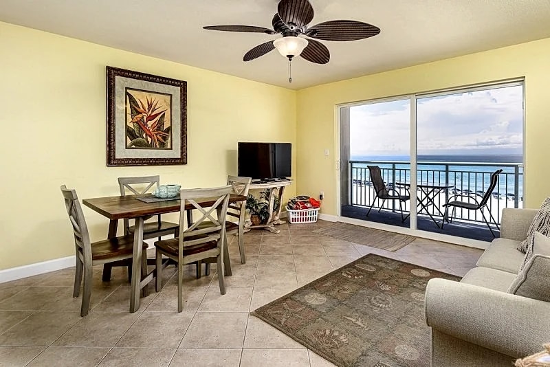 Pelican Isle 315: Beautiful beach front, free beach chairs, MUST SEE! in Fort Walton Beach, Florida, United States — photo 3