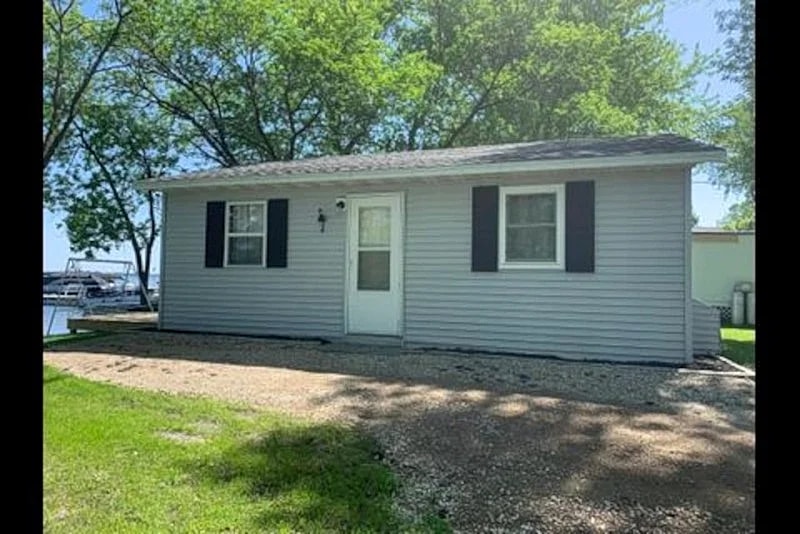 Beautiful cabin on sandy beach Big Kandiyohi Lake in Lake Lillian, Minnesota, United States — photo 4