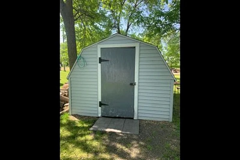 Beautiful cabin on sandy beach Big Kandiyohi Lake in Lake Lillian, Minnesota, United States — photo 2