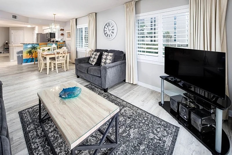 Summerlin 101:Beautiful corner condo- beach front, free beach chairs & WiFi in Fort Walton Beach, Florida, United States — photo 2