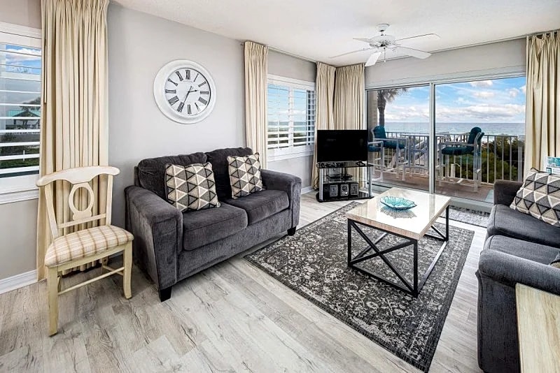 Summerlin 101:Beautiful corner condo- beach front, free beach chairs & WiFi in Fort Walton Beach, Florida, United States — photo 3