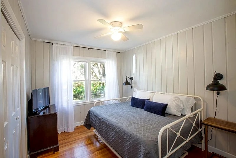 Live Oak Lounge – Charleston Rental – 3 Bedroom House Close to Everything in Charleston in Charleston, South Carolina, United States — photo 5