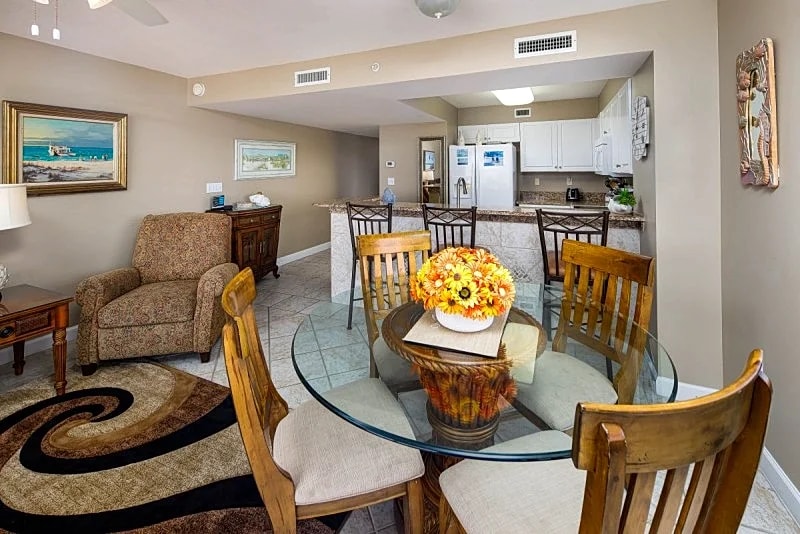 Pelican Isle 401-*Wrap-Around Balcony*-Fantastic Corner Condo-Free Golf &More in Fort Walton Beach, Florida, United States — photo 4