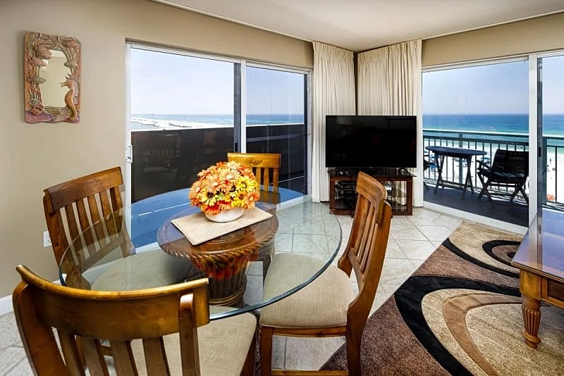 Pelican Isle 401-*Wrap-Around Balcony*-Fantastic Corner Condo-Free Golf &More in Fort Walton Beach, Florida, United States — photo 3