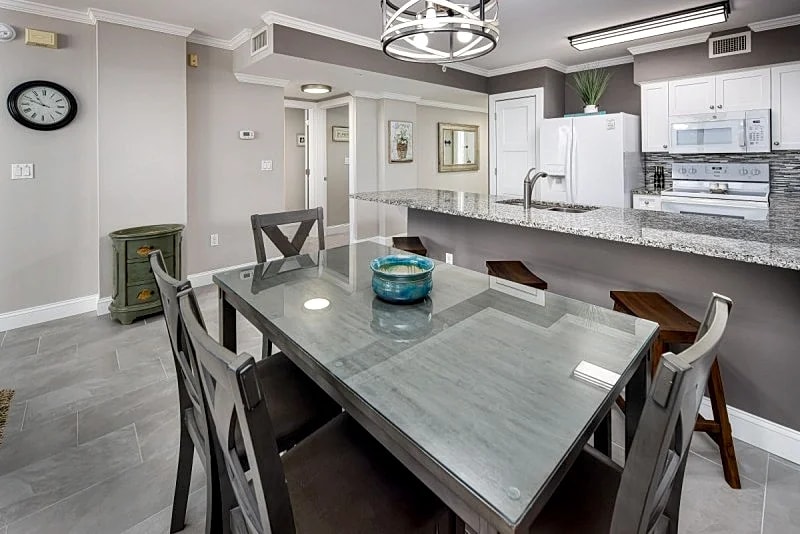 IP 604: Picture perfect beachfront condo- full kitchen, w/d, BBQ area, pool in Fort Walton Beach, Florida, United States — photo 5