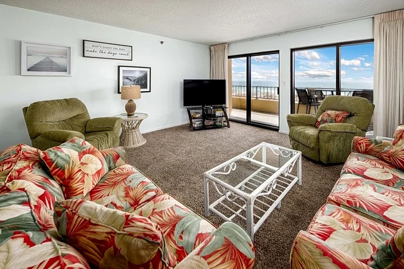 Surf Dweller 212: Expansive beach front 2 BD/2 BA, full kitchen, pool in Fort Walton Beach, Florida, United States — photo 2
