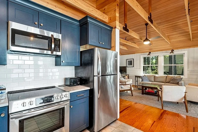 This Adorable Winnipesaukee Cottage For 6 Is Just Waiting For You in Moultonborough, New Hampshire, United States — photo 3