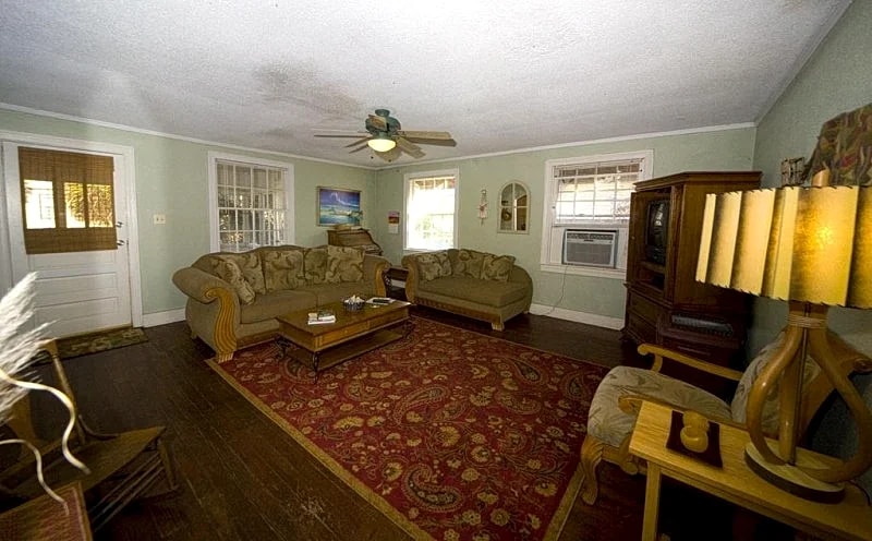Rogers Folly Up LOW COST 2 Bedroom 1 Block from Beach and Center St. !!! in Folly Beach, South Carolina, United States — photo 2