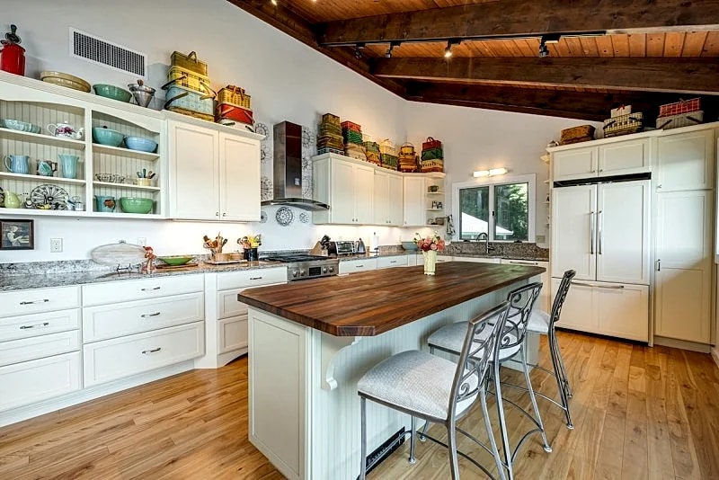 Winnipesaukee Waterfront Home And Guest House Sleeping 14 in Meredith, New Hampshire, United States — photo 5