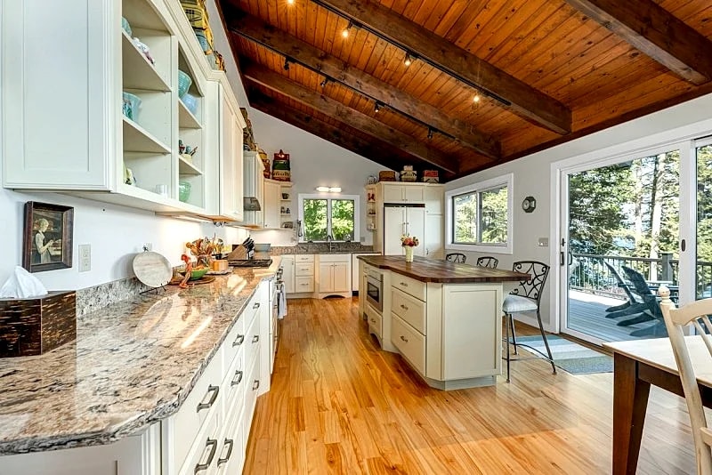 Winnipesaukee Waterfront Home And Guest House Sleeping 14 in Meredith, New Hampshire, United States — photo 3