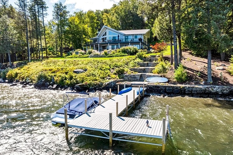 Winnipesaukee Waterfront Home And Guest House Sleeping 14 in Meredith, New Hampshire, United States — photo 4