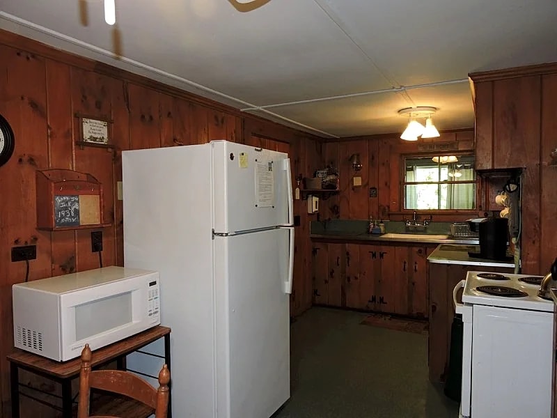 Quintessential Winnipesaukee Lake Cottage Sleeps 8 with Views and Dock in Moultonborough, New Hampshire, United States — photo 4