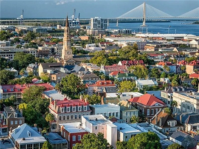 Salt Life – Pet Friendly Beautiful Modern 4 Bedroom Home 2.7 Miles from the Beach Sleeps 10 in Charleston, South Carolina, United States — photo 4