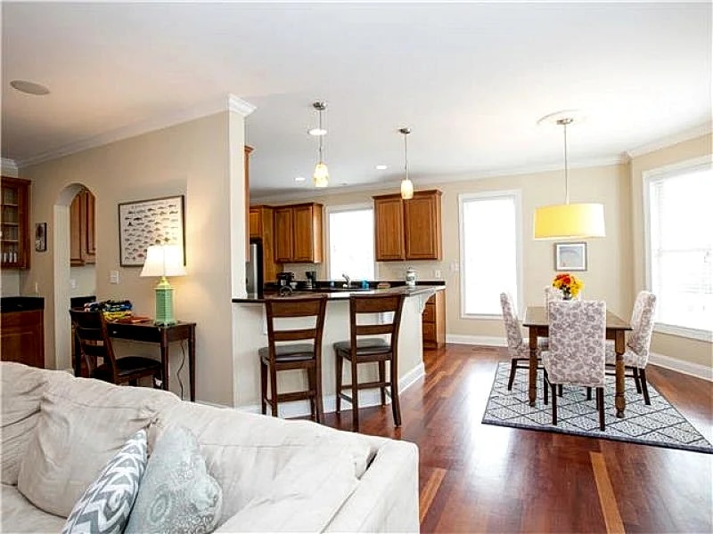 Salt Life – Pet Friendly Beautiful Modern 4 Bedroom Home 2.7 Miles from the Beach Sleeps 10 in Charleston, South Carolina, United States — photo 2