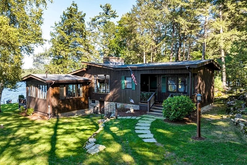 4 Bedroom Waterfront Home With Beatutiful Lake and Mountain Views