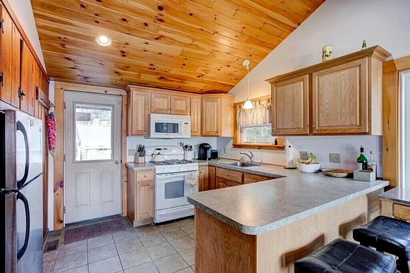 Pet Friendly Winnipesaukee Waterfront Home Sleeping for 8 in Moultonborough, New Hampshire, United States — photo 5