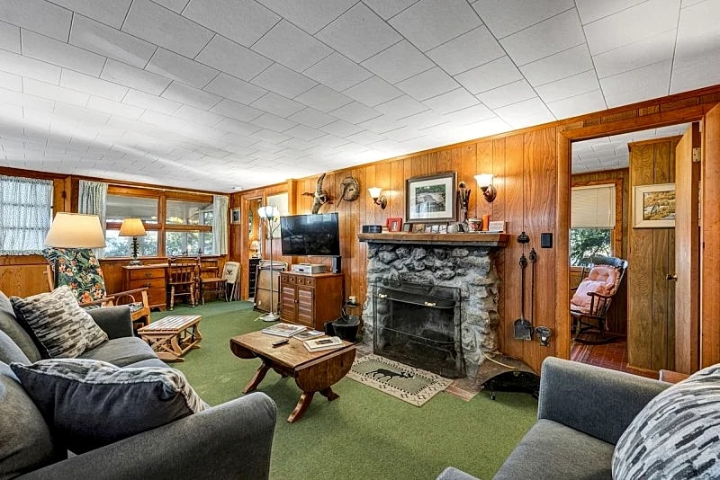 Knotty and Nice Winnipesaukee Waterfront Cottage Sleeps 6 in Moultonborough, New Hampshire, United States — photo 3