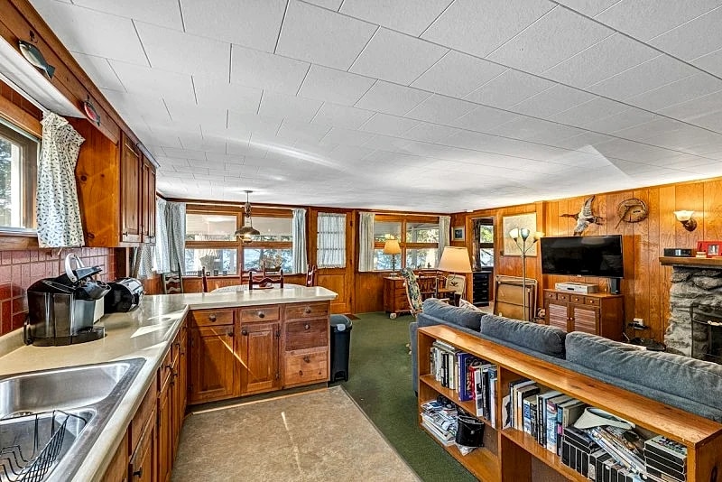 Knotty and Nice Winnipesaukee Waterfront Cottage Sleeps 6 in Moultonborough, New Hampshire, United States — photo 5