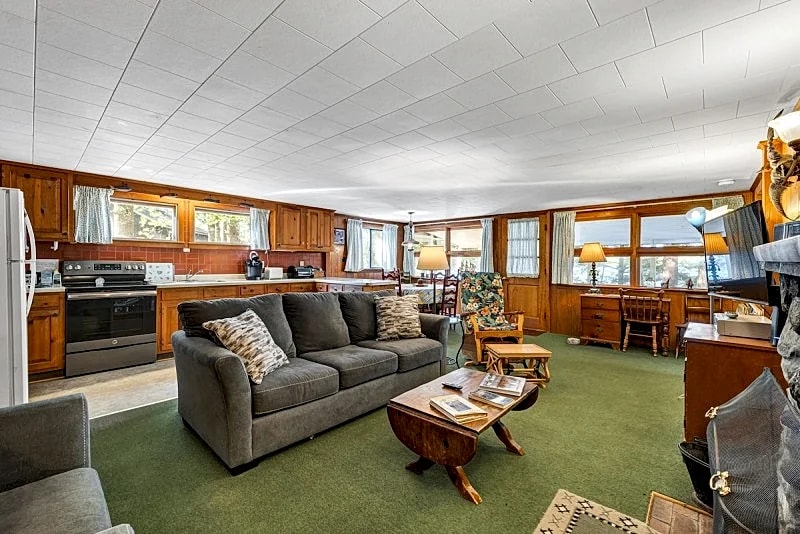 Knotty and Nice Winnipesaukee Waterfront Cottage Sleeps 6 in Moultonborough, New Hampshire, United States — photo 4