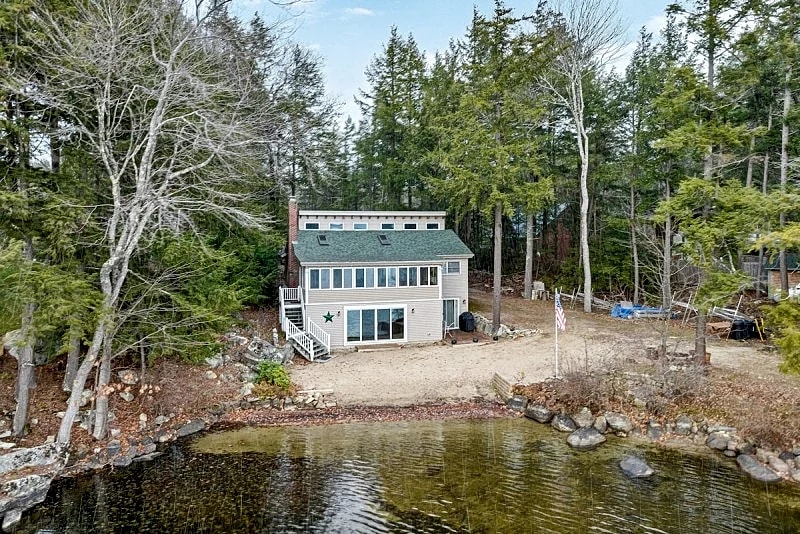 Winnipesaukee Lake Front Cottage with Sandy Beach and 25ft Dock Sleeps 8