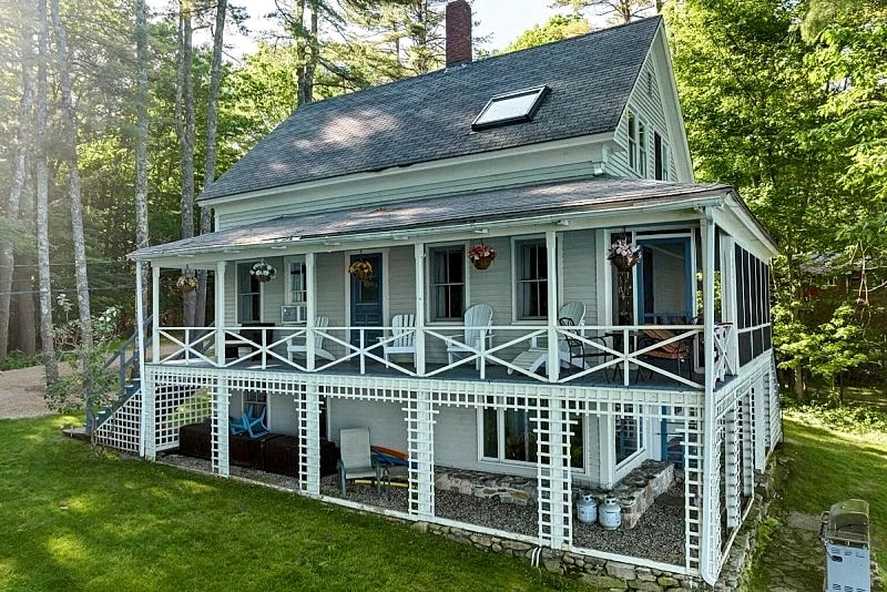 Nostalgic Winter Harbor Wonderland on Lake Winnipesaukee Sleeps 16 in Tuftonboro, New Hampshire, United States — photo 3